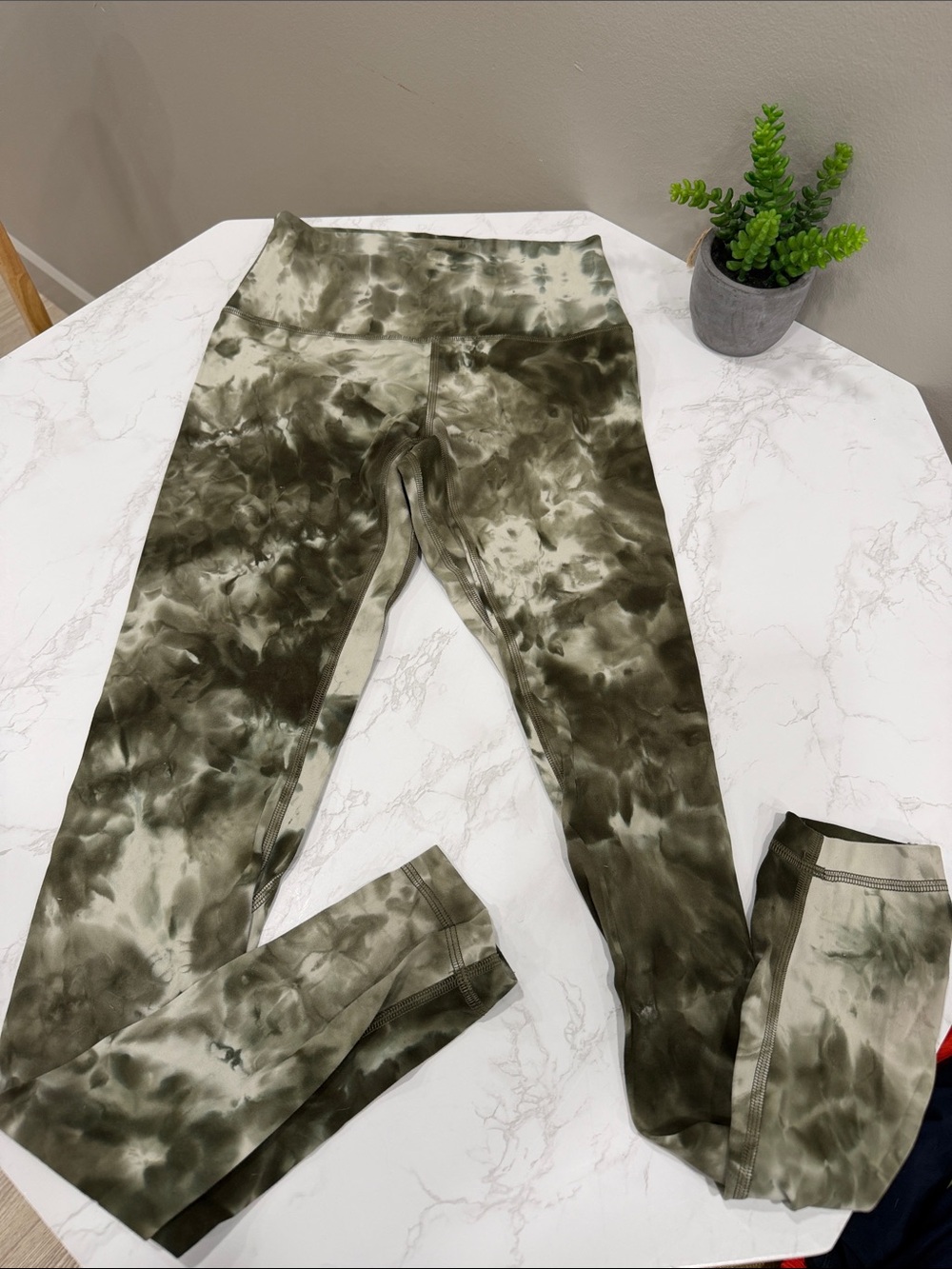 lululemon athletica Olive Green Tie-Dye Leggings 28inseam size 4
